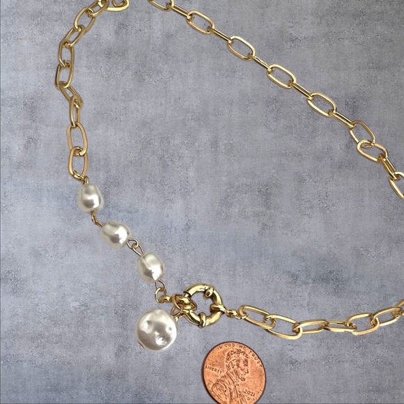 Chunky gold plated chain with round faux pearls - Picture 3 of 6